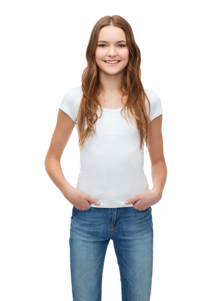 Adolescente sorridente em branco t-shirt — Fotografia de Stock