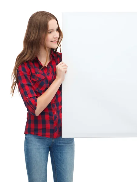 Sonriente joven adolescente con tablero blanco en blanco —  Fotos de Stock