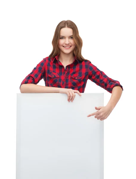 S úsměvem mladá dospívající dívka s prázdnou tabuli — Stock fotografie