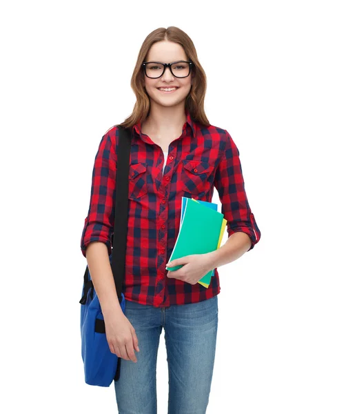 Estudante sorridente com bolsa e cadernos — Fotografia de Stock