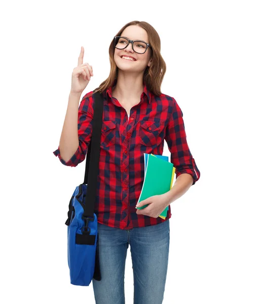 Leende kvinna student med väska och bärbara datorer — Stockfoto