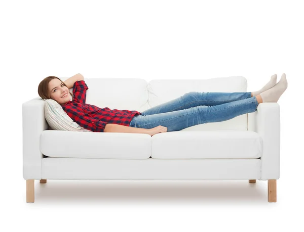 Lächelndes Teenager-Mädchen auf Sofa liegend — Stockfoto