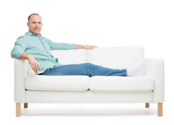 Усміхнений чоловік лежить на дивані — стокове фото