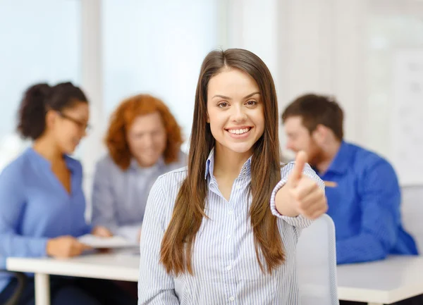 Sorrindo jovem empresária mostrando polegares para cima — Fotografia de Stock