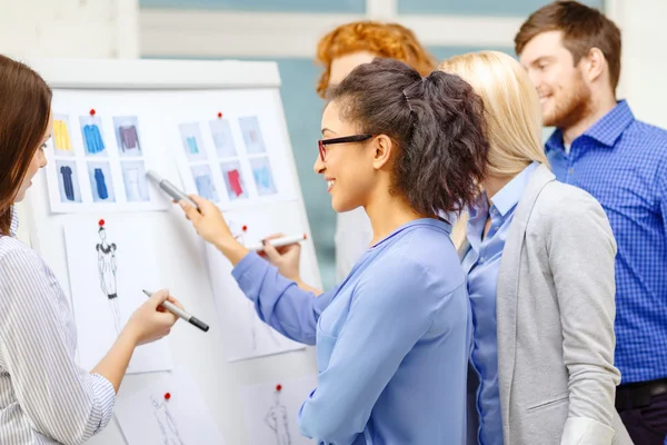 Diseñadores eligiendo diseños de ropa en la oficina — Foto de Stock