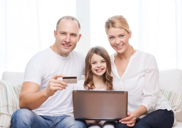 父母和女孩与笔记本电脑和信用卡 — 图库照片
