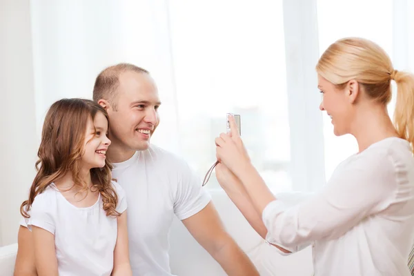 Happy mother taking picture of father and daughter — Stock Photo, Image
