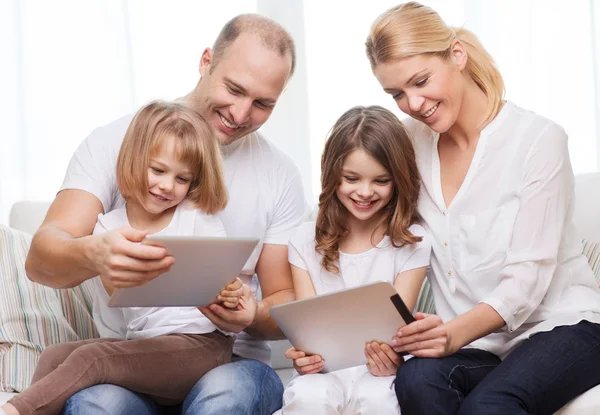 Aile ve iki çocuğu ile tablet pc bilgisayar — Stok fotoğraf