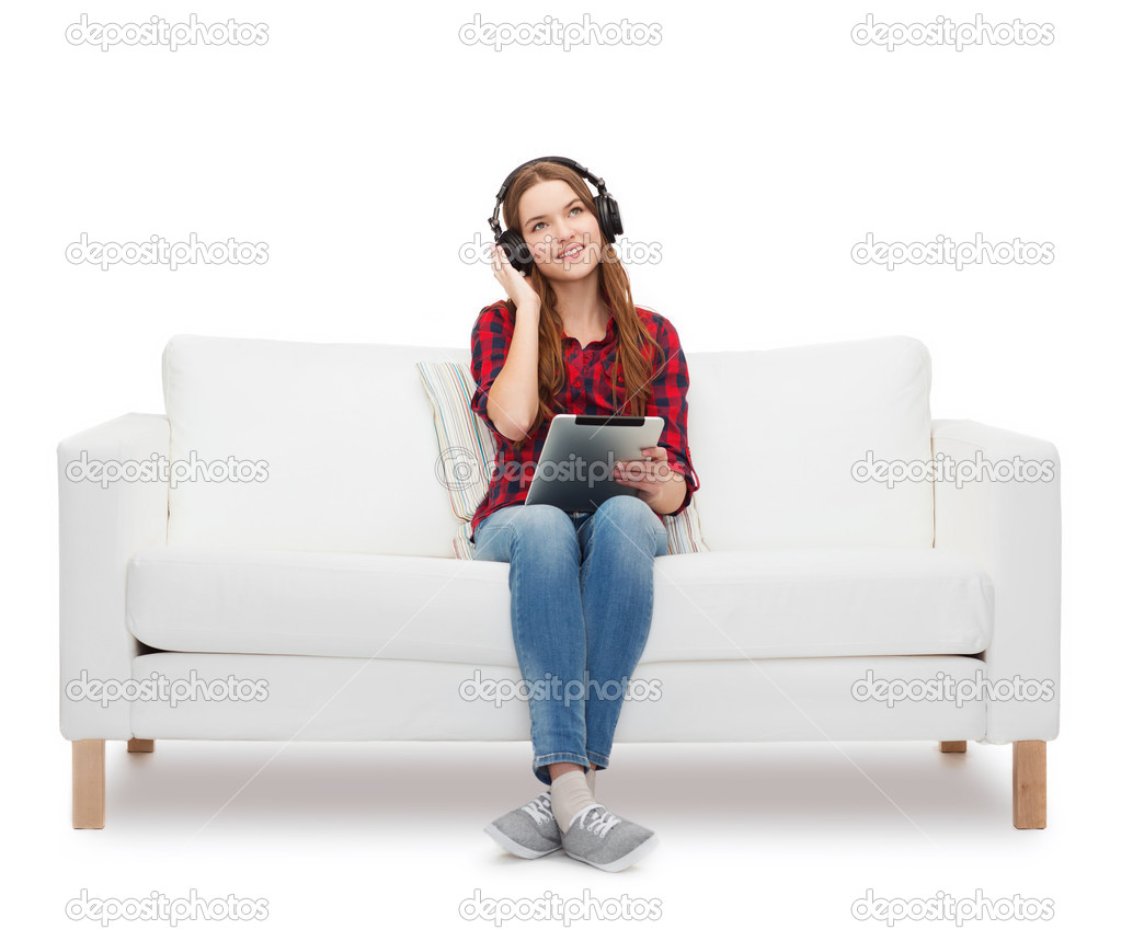 vruchten Sportschool inschakelen Girl sitting on sofa with headphones and tablet pc Stock Photo by  ©Syda_Productions 42817301