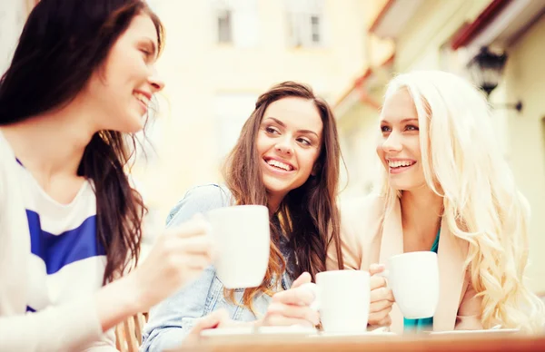 Hermosas chicas tomando café en la cafetería — Foto de Stock