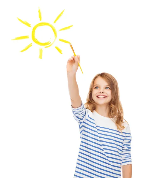 Linda niña dibujando sol con cepillo — Foto de Stock