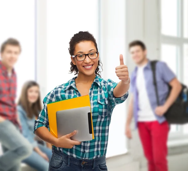 Studente in occhiali con cartelle e tablet pc — Foto Stock