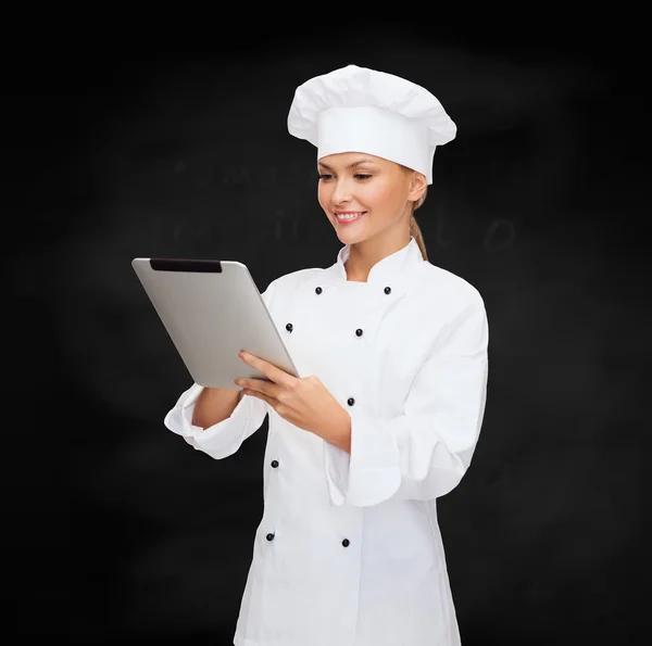 Sorrindo chef feminino com computador tablet pc — Fotografia de Stock