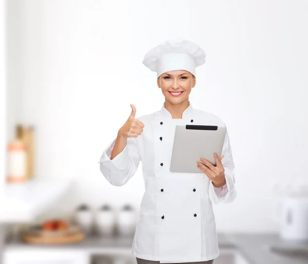 Sorrindo chef feminino com computador tablet pc — Fotografia de Stock