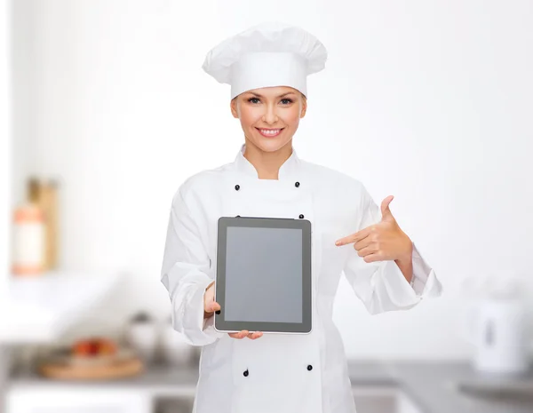 Chef sorridente femminile con schermo vuoto per tablet pc — Foto Stock