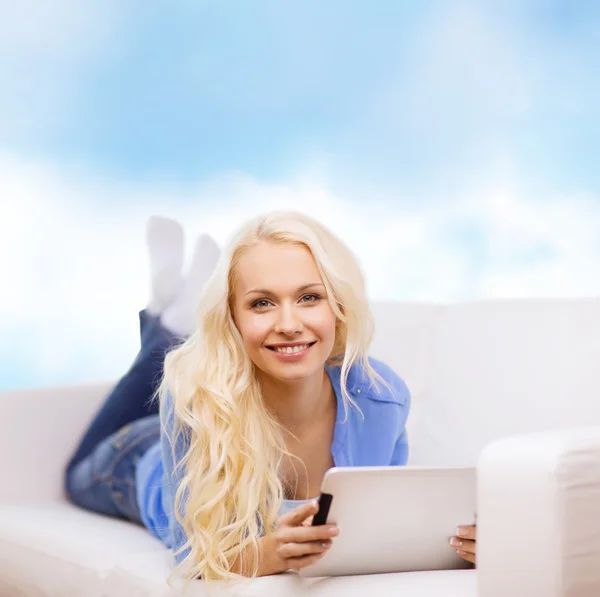 Tablet pc bilgisayar ile gülümseyen kadın — Stok fotoğraf