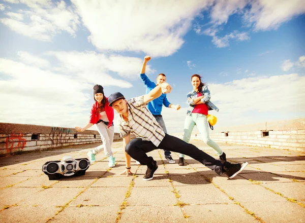 Gruppo di adolescenti che ballano — Foto Stock