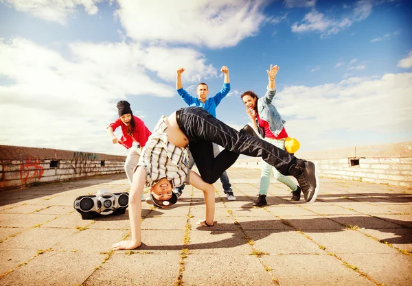 Grupp tonåringar dans — Stockfoto