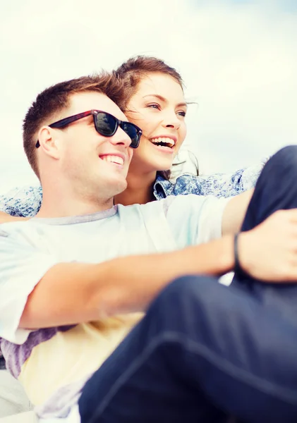 Teenagers hanging out outside — Stock Photo, Image