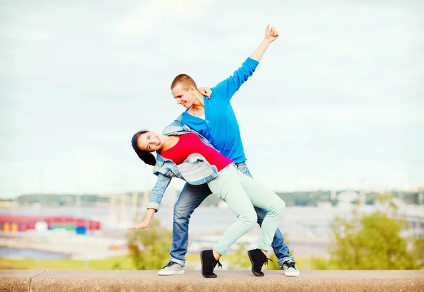 Paar Teenager tanzen draußen — Stockfoto