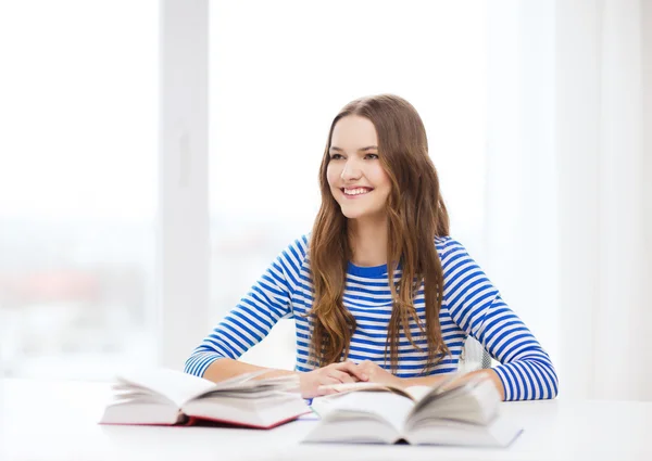 Glücklich lächelnde Studentin mit Büchern — Stockfoto