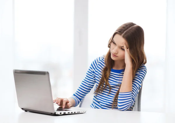 Boos tiener gitl met laptopcomputer thuis — Stockfoto