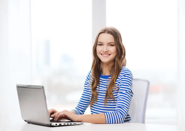 Sorrindo adolescente gitl com computador portátil em casa — Fotografia de Stock