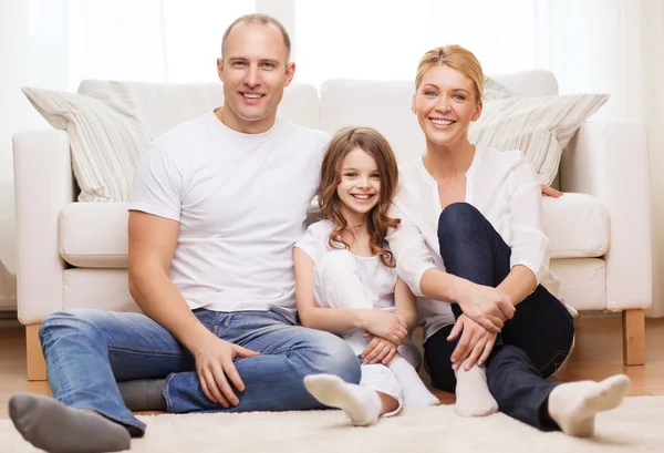 Rodzice i dziewczynka siedzi na podłodze w domu — Zdjęcie stockowe