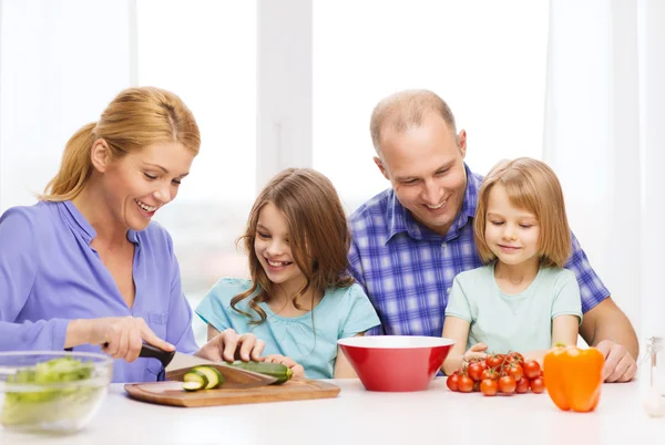 Famiglia felice con due bambini che preparano la cena a casa — Foto Stock