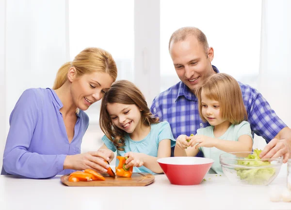 Ευτυχισμένη οικογένεια με δύο παιδιά, κάνοντας το δείπνο στο σπίτι — Φωτογραφία Αρχείου