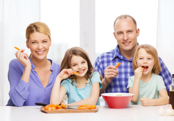 Glückliche Familie mit zwei Kindern beim Essen zu Hause — Stockfoto