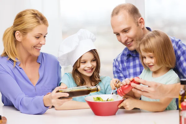 2 人の子供を家庭で食べると幸せな家族 — ストック写真