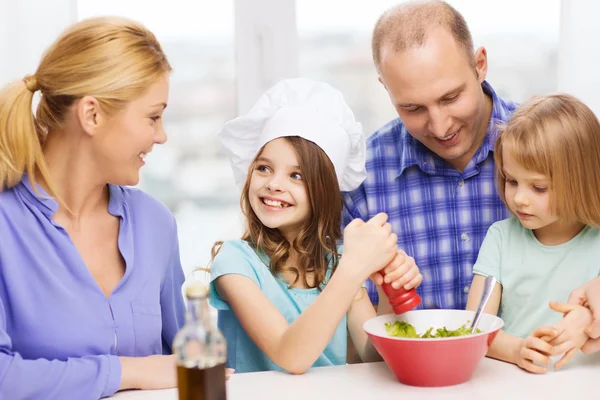 Família feliz com dois filhos comendo em casa — Fotografia de Stock