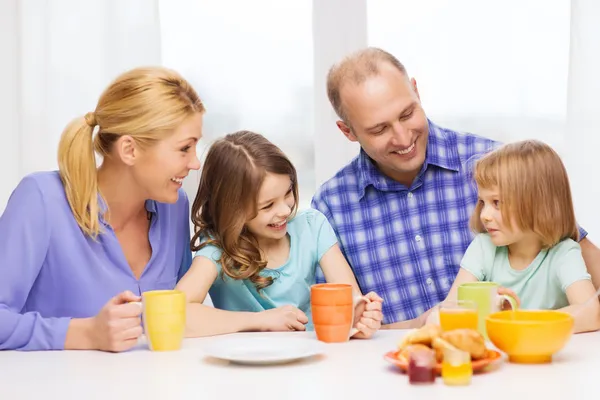 İki çocuklu kahvaltı ile mutlu bir aile — Stok fotoğraf