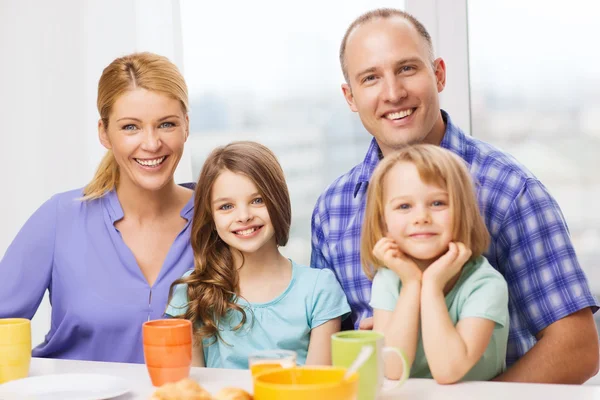 Família feliz com dois filhos com tomar café da manhã — Fotografia de Stock