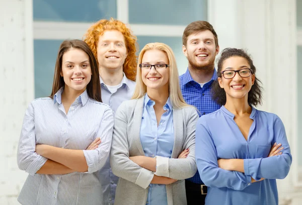 Equipo creativo feliz en la oficina —  Fotos de Stock