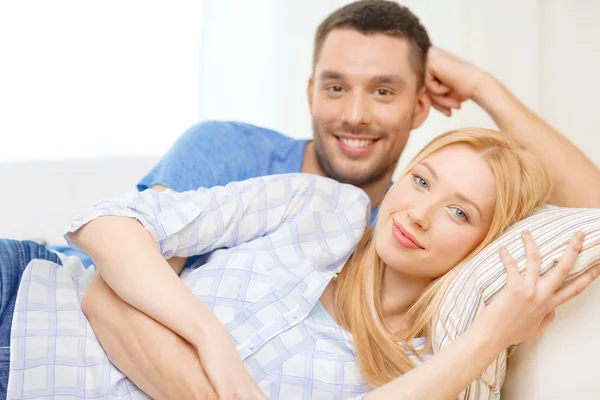 Sourire heureux couple à la maison — Photo