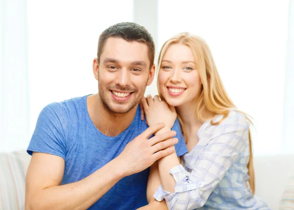 Lachende gelukkige paar thuis — Stockfoto