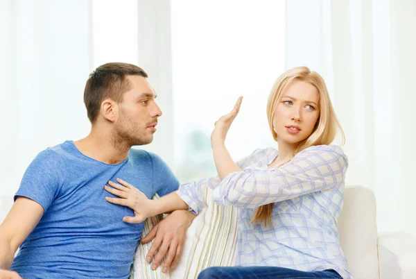 Casal infeliz tendo discussão em casa — Fotografia de Stock