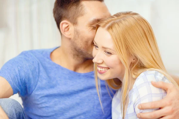 Lachende gelukkige paar thuis — Stockfoto