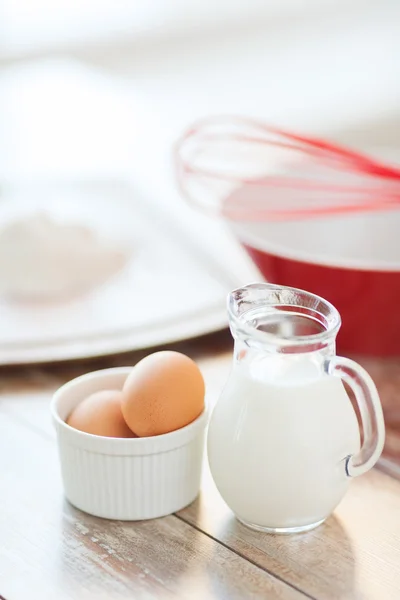 Mit Milch, Eiern in einer Schüssel und Mehl — Stockfoto