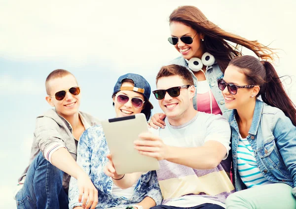 Groupe d'adolescents regardant tablette pc — Photo