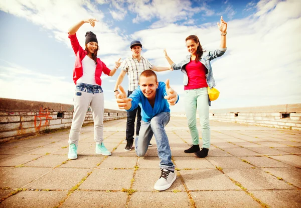 Grupp tonåringar dans — Stockfoto