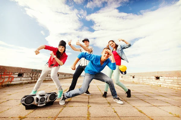 Gruppo di adolescenti che ballano — Foto Stock
