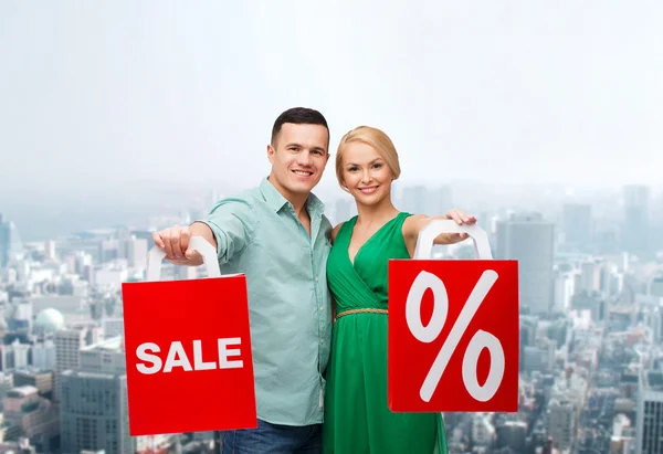 Pareja sonriente con bolsas de compras —  Fotos de Stock