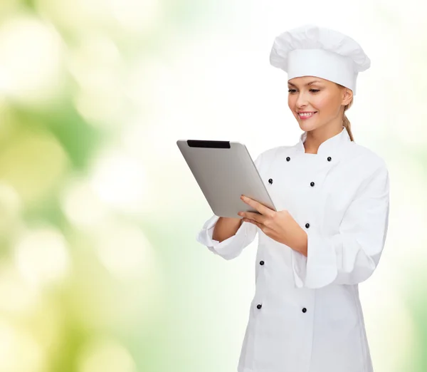 Chef femenino sonriente con tablet PC — Foto de Stock