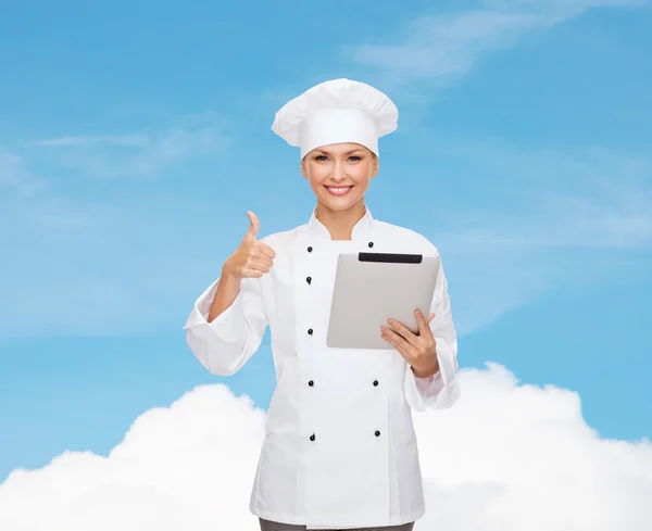 Sorrindo chef feminino com computador tablet pc — Fotografia de Stock