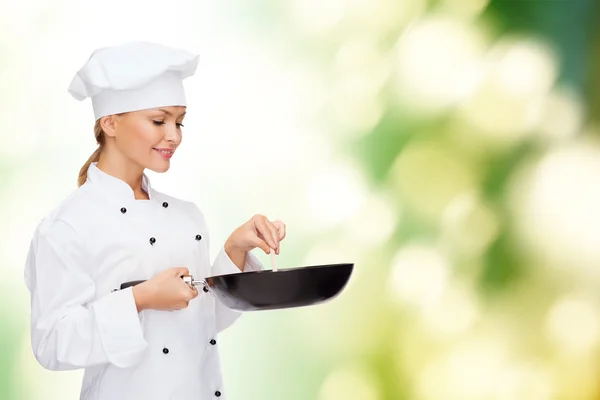 Chef feminino sorridente com panela e colher — Fotografia de Stock