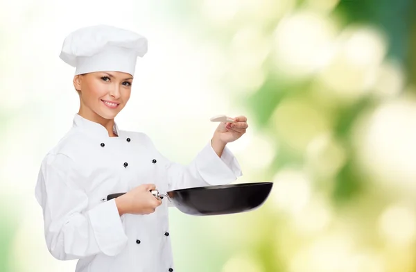 Chef sonriente con sartén y cuchara — Foto de Stock