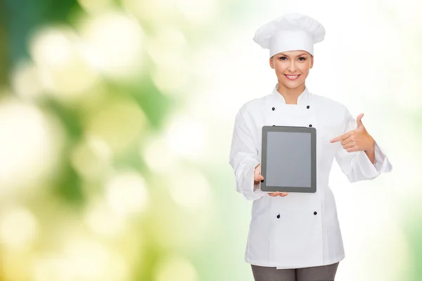 Glimlachend vrouwelijke chef-kok met tablet pc-leeg scherm — Stockfoto